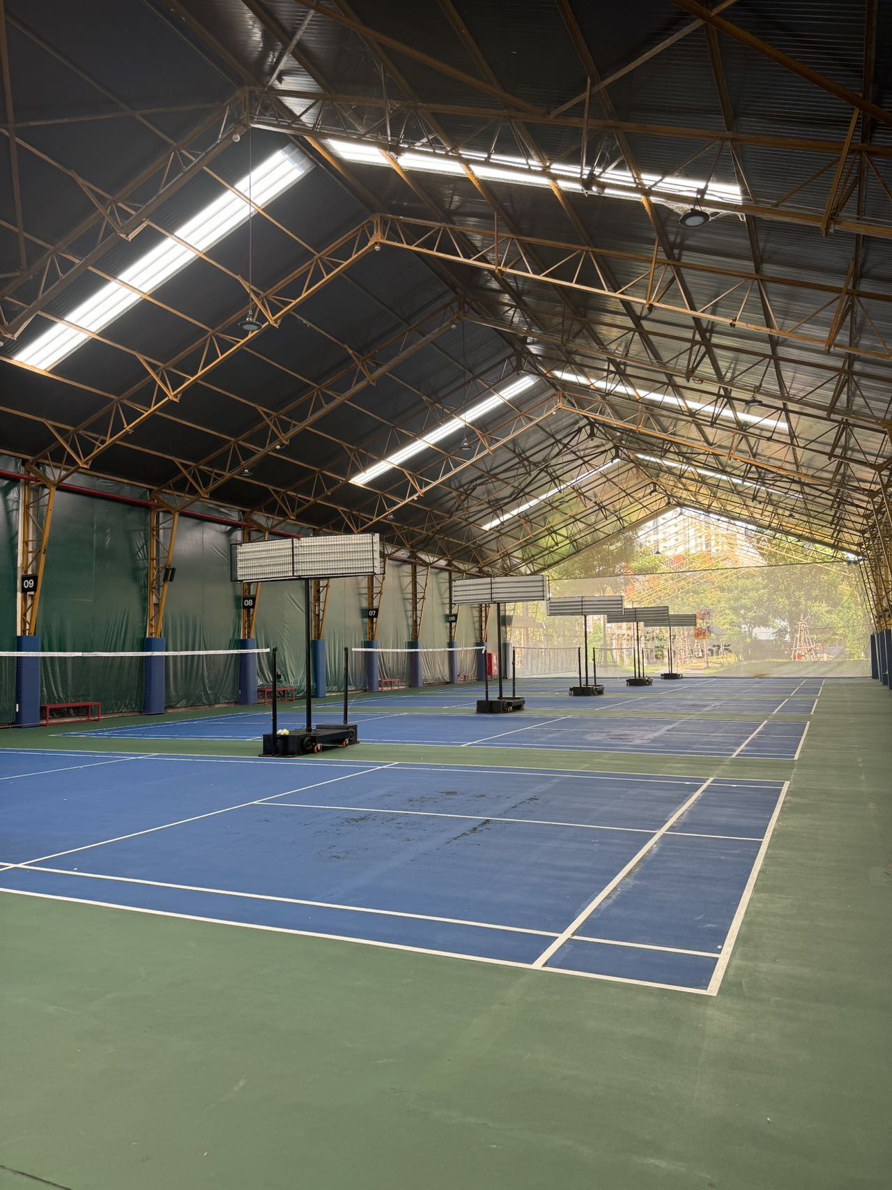 Badminton Courts @ Benchakitti Sports Center位于曼谷空堤县,可在网球地图查看网球场订场方式。提供室外场、硬地场、免费场等场地。场馆设施包括洗手间。